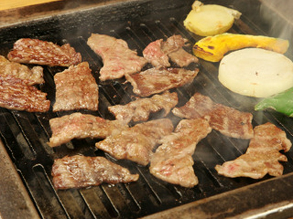 鉄板でお好みの焼き具合でどうぞお召し上がり下さい