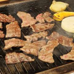 鉄板でお好みの焼き具合でどうぞお召し上がり下さい