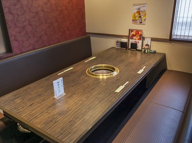 ゆったりと寛げるソファ席で二人だけの焼肉時間