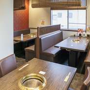 モダン基調の店内は、ボックス席となっておりますので、ゆっくり寛ぎながらお食事を楽しめます。ご家族でのご利用はもちろんデートや接待にも最適です。