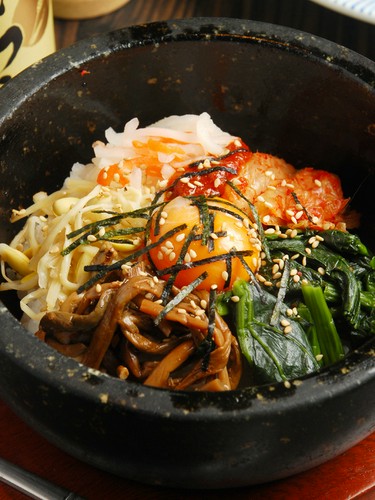 ボリューム満点「石焼ビビンバ」