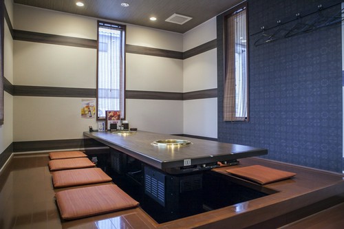 掘りごたつ式の個室