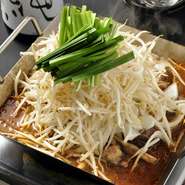 （牛ホルモン盛合せ・たまねぎ・もやし・ニラ）ボリューム満点で、ご飯に良し。お酒にも良し。
一人前もあります。