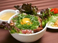あわじ玉卵（たまらん）牛ステーキ丼（サラダ・スープ付）並