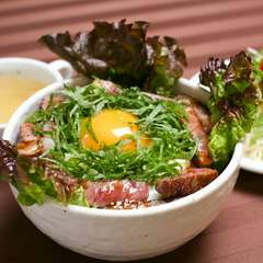 あわじ玉卵（たまらん）牛ステーキ丼（サラダ・スープ付）並