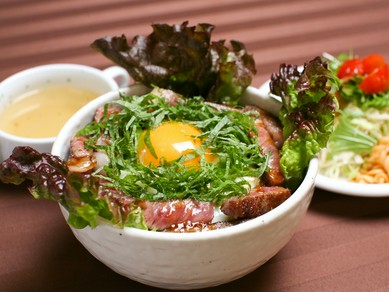 あわじ玉卵（たまらん）牛ステーキ丼（サラダ・スープ付）並