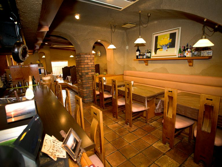お洒落な店内にはテーブル席、カウンター席、座敷席、計30席あり