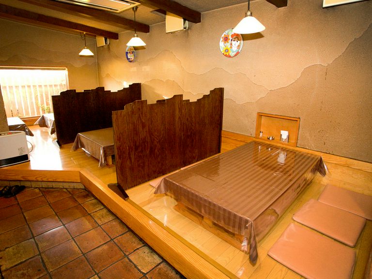 ゆっくりくつろげる座敷席。
