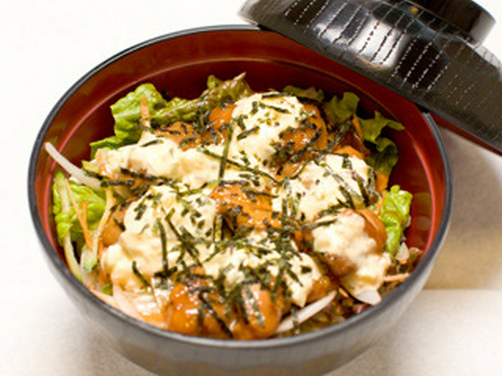 ちきん南蛮丼 ボリューム満点　680円　　みそ汁付　730円