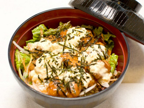 ちきん南蛮丼 ボリューム満点　680円　　みそ汁付　730円