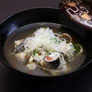 心鮨特製、鯛の巻物を天ぷらにして、鯛の骨から出汁をとってお茶漬け感覚で！ハーフサイズも有り（280円）