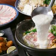 とろろを鍋の中にたっぷりと入れてお召し上がりください