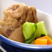 丁寧に臭みを取った後に、生姜・うっちんを隠し味に使い、じっくり柔らかく煮込んだ自慢のテビチです
