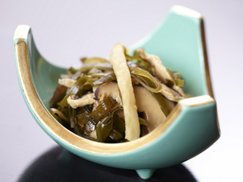 沖縄の伝統料理！クーブイリチー（昆布の炒め物）