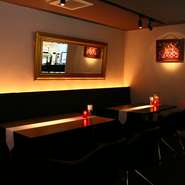 ゆったりと贅沢にスペースを使ったソファー席