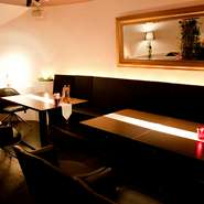店内は暖色系の優しいライトアップで、リラックスムード溢れる大人の空間を演出。落ち着いた雰囲気が漂う中で、日常を忘れ癒しのひと時をお過ごし頂けるワインバーです。 
