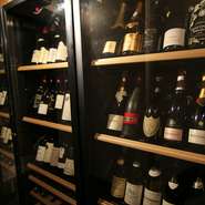 グラスワインは、リーズナブルなワインから銘醸ワインまで、日替わりで12種類。ボトルワインはフランス産を中心に、五大陸19ヶ国150種類以上の厳選したワインを、バリエーション豊かに取り揃えています。
