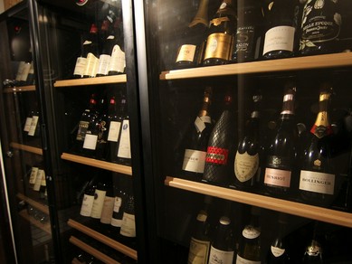 シニアソムリエがそれぞれのワインに最適なグラスと温度で提供
