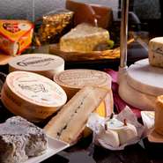 フランス産とイタリア産を中心に、世界各国のチーズを十数種類、食べ頃の状態でご提供致します。