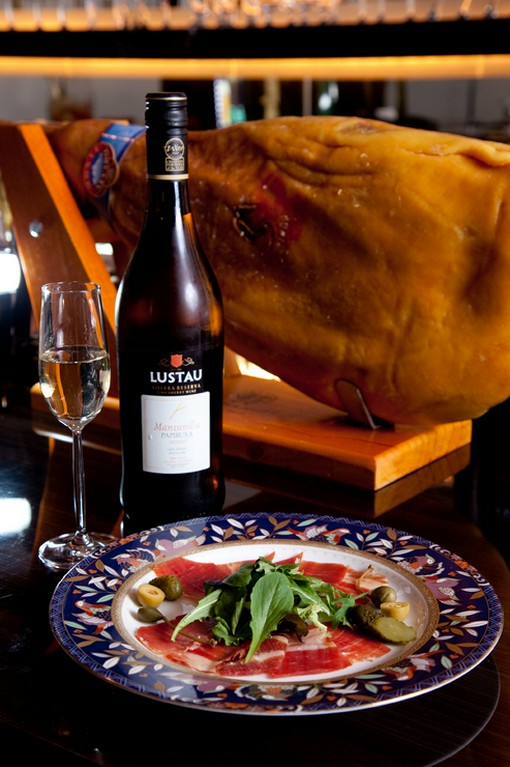 スペイン産 骨付き生ハムの切り出し