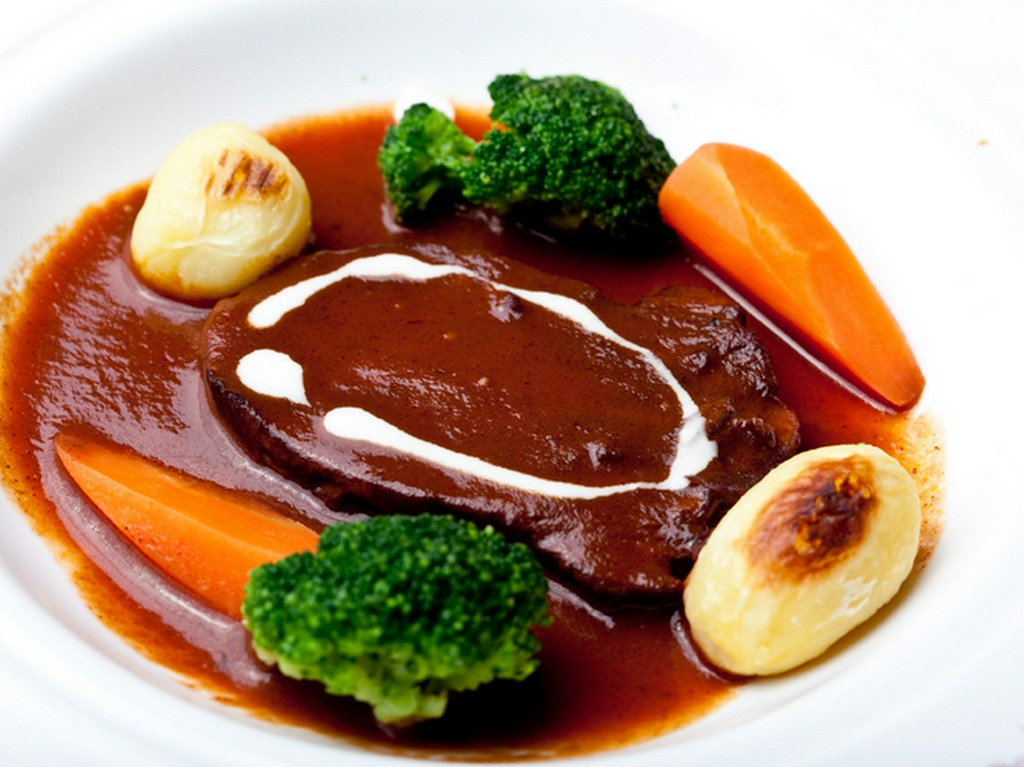 牛タンの赤ワイン煮込み