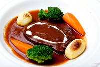 牛タンの赤ワイン煮込み