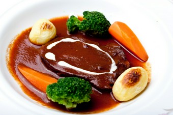 牛タンの赤ワイン煮込み