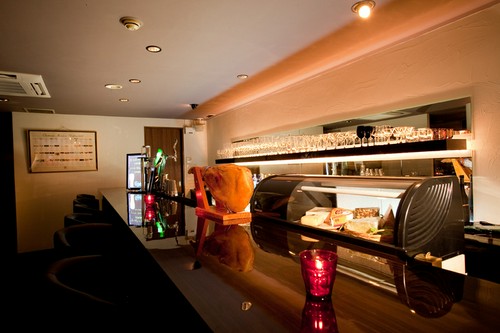 チーズセラーや生ハムが飾られたカウンター