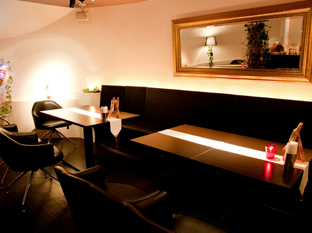 ゆったりと贅沢にスペースを使ったテーブル席