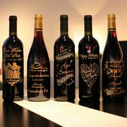 ～名前やメッセージが入る、相手のため“だけ”に…～

　お誕生日や結婚記念日などのお祝いに、“おめでとうの気持ち”を、彫刻して贈ってみてはいかがですか？彫刻を見せた瞬間の、驚きと笑顔が目に浮かびますね。きっと心に残る素敵な宝物になるはずです…

彫刻料　￥3,300
　各種デザイン、メッセージ、カラーを選び頂けます。詳細はホームページをご覧下さい。