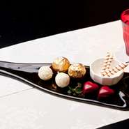 ～世界でたったひとつ“だけ”のプレート～

　ワインボトルを高温の電気炉で、24時間じっくりと熟成させてお皿にしました。ボトルそれぞれの形状の違いと、圧搾ではなく重力により自然に平らにしているので、同じ形のない世界でたったひとつだけのお皿が出来上がります。（意匠登録済み）
　来客用におつまみを盛り付けたり、贈り物にしてみてもインパクトが絶大です。

一皿￥2,530