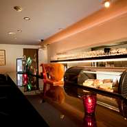 　世界初！世界で唯一ワインを酸化させないワインセーバー『WHYNOT』を導入しました。（特許取得）
　ボトルからコルクを引き抜く際から、ワインがグラスに注がれる“その時”まで、全ての作業が窒素ガスの中で行われる為、ワインと酸素の接触を完全に防ぐことが出来ます。
　これにより抜栓後も半永久的に新鮮な、グラン・ヴァン（銘醸ワイン）のグラス販売が実現しました！