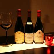 　ワインの持ち込み料は、１本につき6名様まで￥2,200 となっております。7名様以上は、お一人様につきグラス料として￥330追加でご頂戴しております。
　ワイン会やワインセミナーなどでのワインのお持ち込みは、別途ご相談承りますので、お気軽にお問い合わせ下さい。