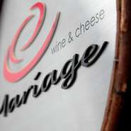 　日本ソムリエ協会では1994年より『毎月20日はワインの日』と推奨しています。

　フランス語でワイン「Vin」)と数字の20「Vingt」は共に『ヴァン』と発音する事から、発音の語呂合わせで毎月20日が『ワインの日』となりました。
　当店では、毎月20日はワインボトル（750ml）を全品20%OFFにてご提供いたします！