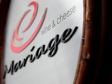 ワイン樽の鏡板に設置した看板