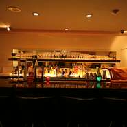 グラスの形状で印象が変わるワイン。香りの良し悪しやワインが舌のどこを流れるかは、グラスの形状と大きさ、縁の直径と厚み、エッジがカットされて磨かれたものか、丸めて強化されたものかなどによって変化します。