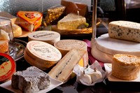 フランス産とイタリア産を中心に、世界各国のチーズを十数種類、食べ頃の状態で御提供致します。