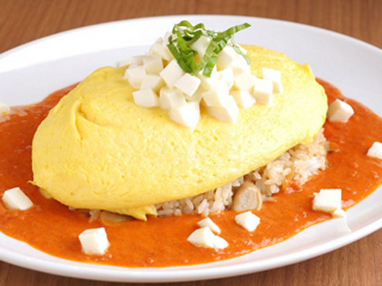 北海道日高産モッツァレラチーズのせオムライス トマトソース