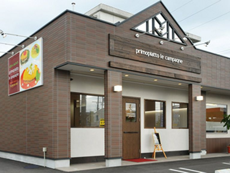 白と茶色を基調とした落ち着いた外観。