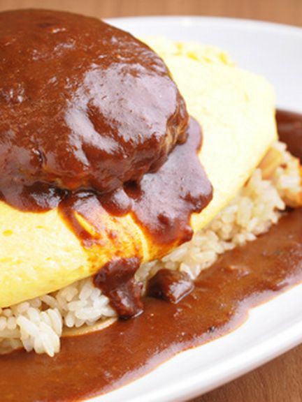 ジューシーでボリュームたっぷりのハンバーグのせオムライス