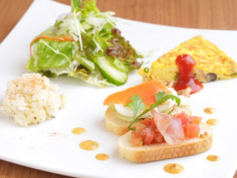 セットメニューに付くサラダな日替り。一手間かけた華やかな一皿