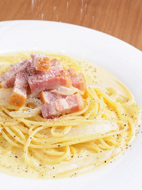 クリームパスタで人気のカルボナーラ　黒胡椒とチーズをお好みで