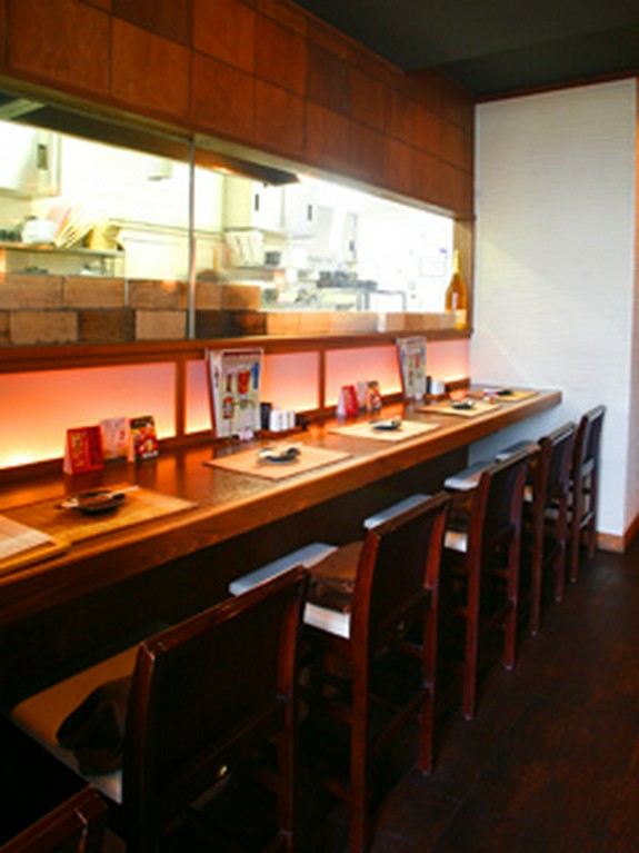 お一人様でもごゆっくりお食事を楽しめるカウンター席