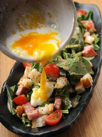 炭焼きベーコンとホウレン草の温泉卵和え