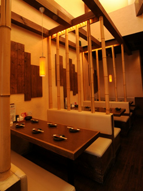 木の温もりが感じられる店内で、くつろぎのひとときを…