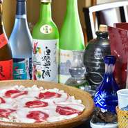 年間通しいつでも楽しめる熊鍋と共にまずは一杯。美味しい姫路・兵庫の地酒をメインに豊富に揃っています。メニューにないお酒も、事前のリクエストで対応してくれます。