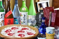 年間通しいつでも楽しめる熊鍋と共にまずは一杯。美味しい姫路・兵庫の地酒をメインに豊富に揃っています。メニューにないお酒も、事前のリクエストで対応してくれます。