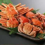 基本はお鍋のコースになっております。ご予約当日に仕入れる各種の蟹をお客様の好みに合わせて調理致します。