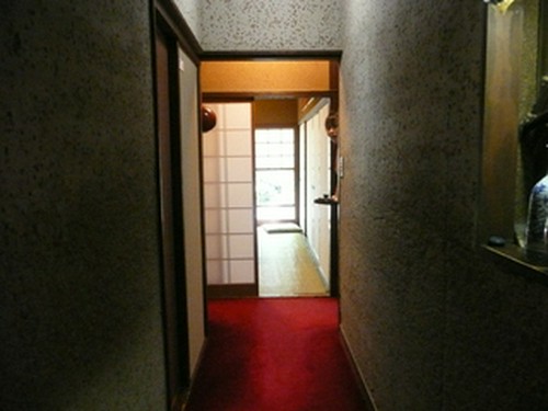 昔ながらの赤い絨毯は懐かしさも感じられます