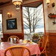 窓越しに中禅寺湖を眺めながらお食事をお楽しみいただけます。
